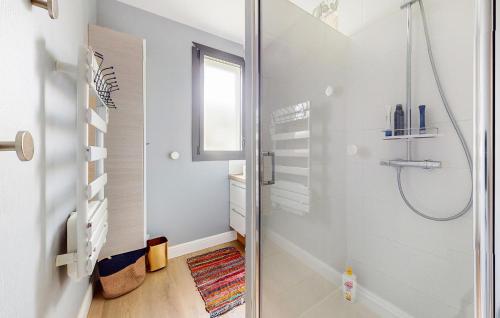 ein Bad mit einer Dusche und einer Glastür in der Unterkunft Gorgeous Home In Bretignolles-sur-mer With House A Panoramic View in Brétignolles-sur-Mer
