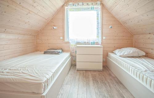 2 Betten in einem Zimmer mit Fenster in der Unterkunft Nice Home In Sarbinowo With Wifi in Sarbinowo