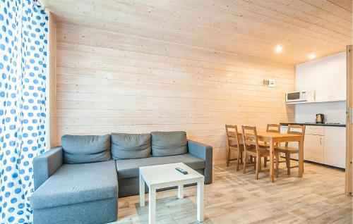 Η κουζίνα ή μικρή κουζίνα στο 2 Bedroom Awesome Home In Sarbinowo