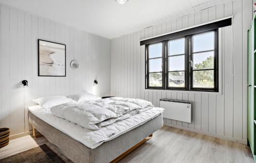 Bjerregårdにある3 Bedroom Pet Friendly Home In Hvide Sandeの白いベッドルーム(大型ベッド1台付)