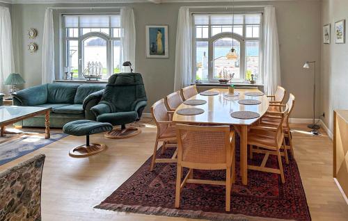 Khu vực ghế ngồi tại Two-Bedroom Holiday Home In Nysted
