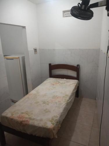 um pequeno quarto com uma cama num quarto em Residencial Barbosa 103 em Macaé