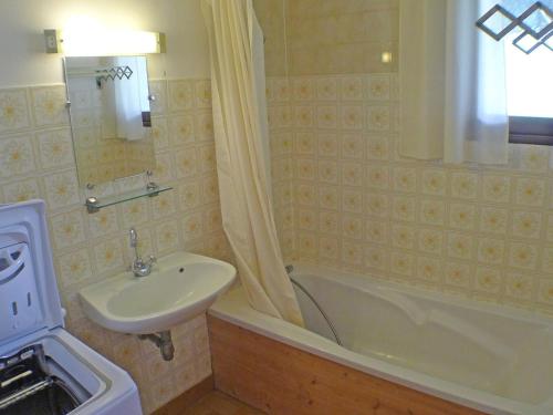 une salle de bain avec un lavabo et des toilettes et une baignoire et un lavabo dans l'établissement Duplex 4 pièces à Samoëns avec balcon et WiFi inclus - FR-1-629-3, à Samoëns