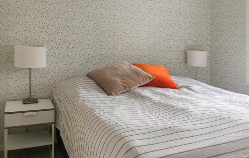 Postel nebo postele na pokoji v ubytování Awesome Home In Norrtlje With Wifi