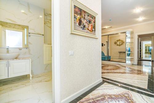 uma casa de banho com um lavatório e um espelho em VIP Apartment MANDARIN em Baku