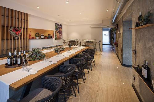 a dining room with a long table and chairs at Giardino Delle Oche - Ocone Taburno Wine County in Ponte