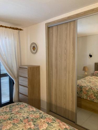 um quarto com 2 camas e um espelho grande em LeComer em Carvoeiro