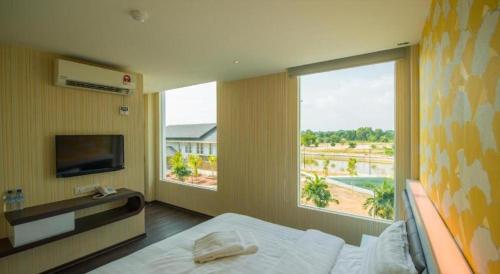 een hotelkamer met een bed en een groot raam bij Riverfront Melaka Hotel in Melaka