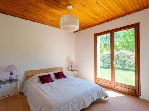 een slaapkamer met een bed en een groot raam bij Maison Biscarrosse, 4 pièces, 6 personnes - FR-1-319-511 in Biscarrosse