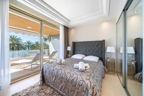 une chambre avec un lit avec deux animaux en peluche dessus dans l'établissement Cannes Superbe appartement Croisette 3 pieces, à Cannes
