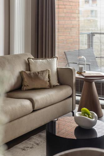 Posezení v ubytování Scala Apartamenty by Moderna Profit- Łąkowa 60G z parkingiem