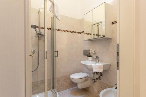 uma casa de banho com um chuveiro, um WC e um lavatório. em Veneziacentopercento Zoto Apartment em Veneza