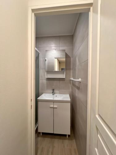 Kúpeľňa v ubytovaní Appartement RDC 9 personnes, 2 chambres, wifi, proche du centre