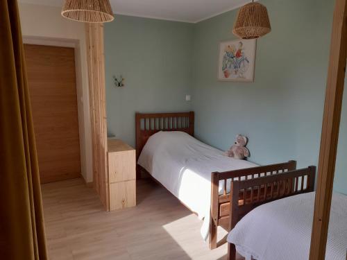 una camera con un letto e un orsacchiotto di Chez Paulette a Halinghen