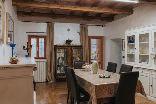 - une cuisine et une salle à manger avec une table et des chaises dans l'établissement A Casa di Marina, à Bassiano