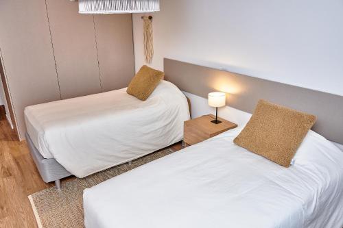 a room with two beds and a lamp in it at Babel Arcos in Buenos Aires