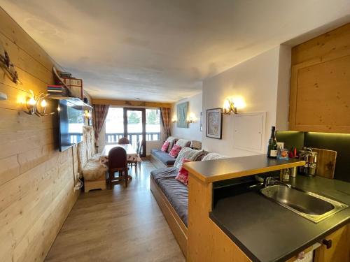 Il dispose d'une cuisine et d'un salon avec un canapé et un évier. dans l'établissement Les Balcons de Bellevarde, à Val dʼIsère