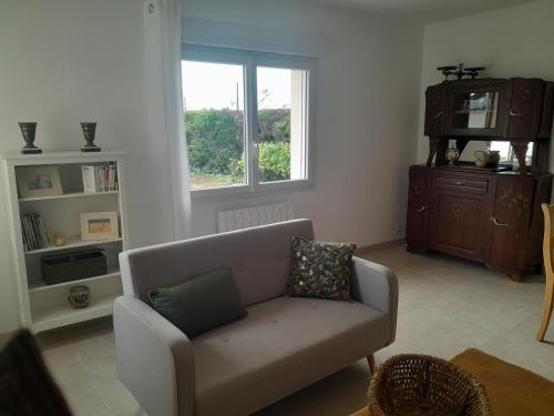 un salon avec un canapé et une fenêtre dans l'établissement Chez Paulette, à Halinghen