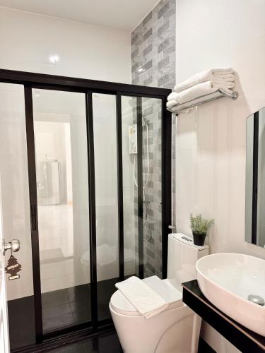 a bathroom with a toilet and a sink at Le Trang Boutique Airport in Trang