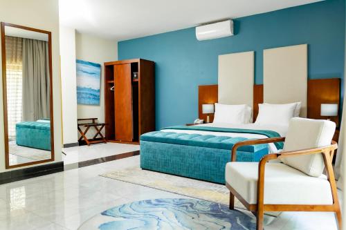 una camera d'albergo con letto e sedia di Sigelege Boutique Hotel a Lilongwe