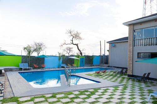 uma piscina no quintal de uma casa em Sigelege Boutique Hotel em Lilongwe