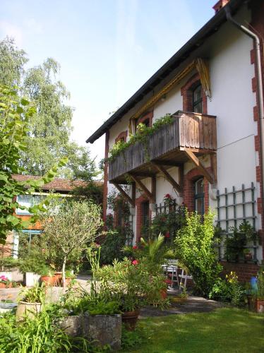 een huis met een balkon met planten erop bij Lehnervilla in Parsberg