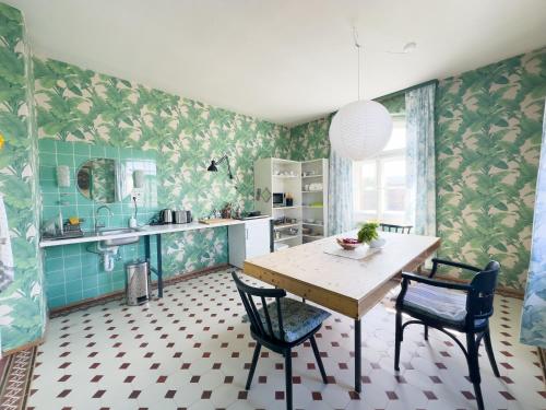 een keuken met een tafel en stoelen in een kamer bij Lehnervilla in Parsberg