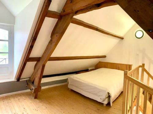 een slaapkamer met een bed op zolder bij La Grange Dimière - Duplex 3 pers - Parking privé in Saint-Martin-Boulogne