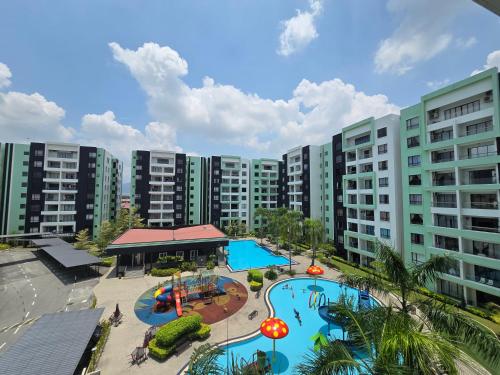 una vista aérea de un complejo con un parque acuático en Manhattan Condomium Water Park Land @ Ipoh en Ipoh