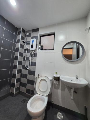 イポーにあるManhattan Condomium Water Park Land @ Ipohのバスルーム(トイレ、洗面台付)