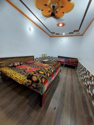 Sanjay resort and hotel في بريلي: سرير كبير في غرفة ذات سقف