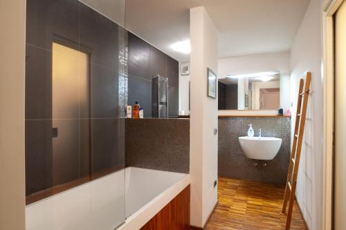 Navigli Design Apartment with Balcony