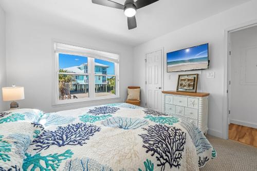 1 dormitorio con cama y ventana en Sav's Beach Pad, en Pensacola Beach
