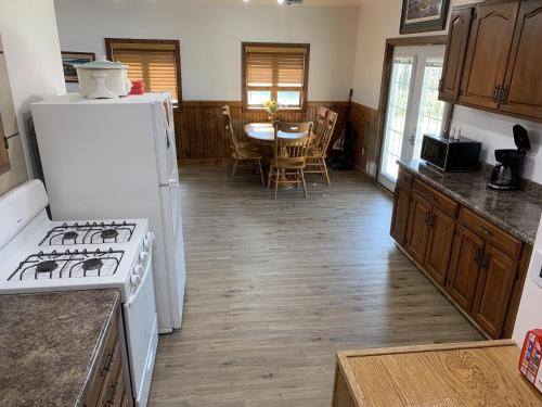 eine Küche mit einem Herd und einem weißen Kühlschrank in der Unterkunft Cozy Home Lake Huron with Loft 2 Bedroom 1 Bathroom in Au Gres