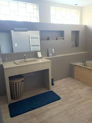 une salle de bain avec un lavabo et un miroir dans l'établissement Villa à flanc de colline, à Saint-Ambroix