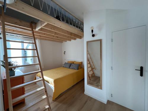 La Motte-dʼAiguesにあるPaisible gîte moderne avec vue sur le Luberonのベッドルーム1室(二段ベッド1組、はしご付)