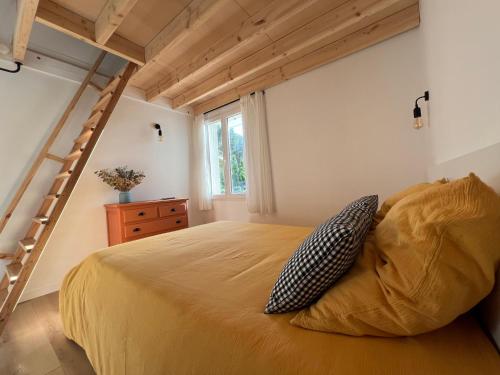 un letto con due cuscini in una camera da letto di Paisible gîte moderne avec vue sur le Luberon a La Motte-dʼAigues