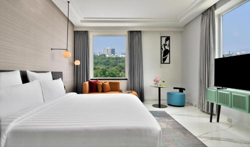 Postel nebo postele na pokoji v ubytování Novotel Jodhpur ITI Circle