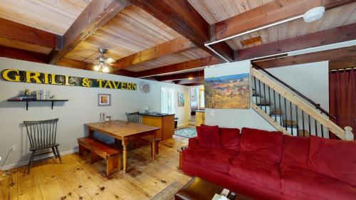 sala de estar con sofá rojo y mesa en Blue Ridge Chalet chalet en Mendon