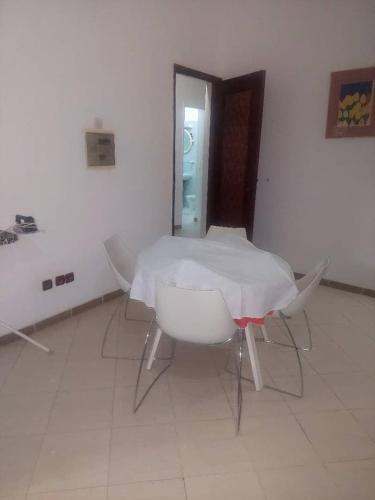 una mesa y sillas blancas en una habitación blanca en NLD Ngallele 2, en Ngalel