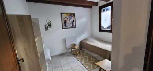 Habitación con baño pequeño y ventana pequeña. en Relais du Dompeter, en Molsheim