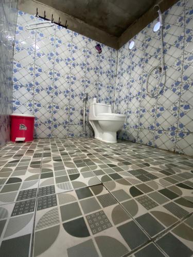 La salle de bains est pourvue de toilettes et de carrelage. dans l'établissement Dua Putri Komodo Homestay, à Komodo