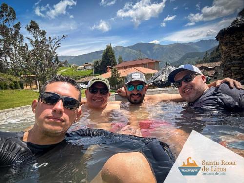 een groep van vier mannen in een zwembad bij Santa Rosa de Lima Hostal Zuleta in Hacienda Zuleta