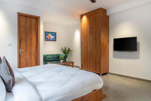 1 dormitorio con 1 cama grande y TV en Kasauli dream hills en Kasauli