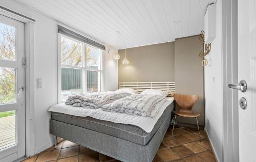 een slaapkamer met een bed en een raam bij Cozy Home In Esbjerg V With Wifi in Esbjerg