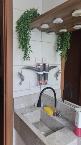 um lavatório de cozinha com duas torneiras num balcão em Apartamento inteiro litoral norte Natal RN em Natal