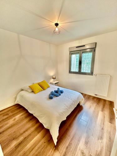 - une chambre avec un lit doté d'oreillers bleus dans l'établissement Elegant apartment Paris Bagnolet 303, à Bagnolet