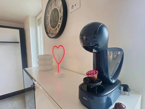 un mixeur sur un comptoir avec un cœur dans l'établissement Le Néon Dijonnais, à Dijon