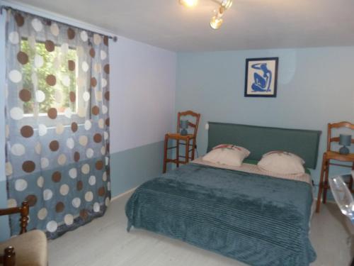 a bedroom with a bed and a window at Gite Au Cheval D'or in La Meilleraie-Tillay