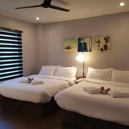 2 camas en una habitación de hotel con ventilador de techo en Kopinos Tourits Inn, en Del Carmen